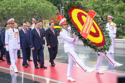 Tổng Bí thư, Chủ tịch nước Tô Lâm và Đoàn đại biểu tới đặt vòng hoa, dâng hương tưởng niệm các Anh hùng liệt sĩ.