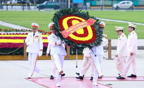 Vòng hoa của Đoàn mang dòng chữ: “Đời đời nhớ ơn Chủ tịch Hồ Chí Minh vĩ đại”.