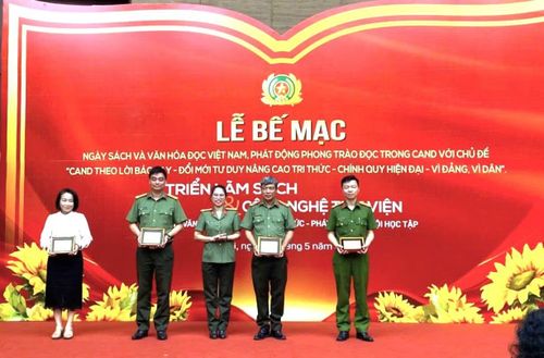 Trung tá Đỗ Thu Thơm, Giám đốc Thư viện CAND trao quà tặng, tri ân các cộng tác viên thân thiết của Thư viện CAND.