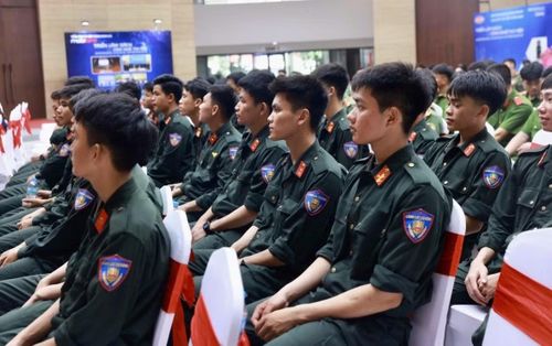 Các chiến sĩ dự lễ tổng kết và bế mac triển lãm, ngày 19/5.