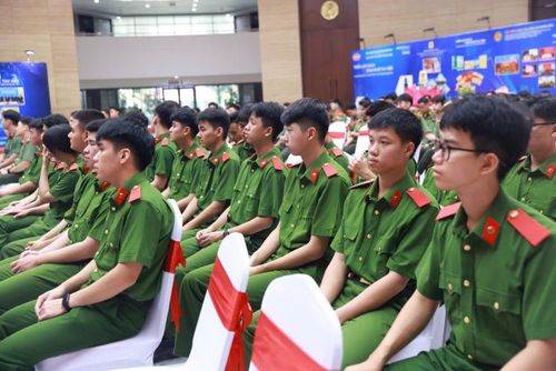 Đông đảo chiến sĩ theo dõi buổi nói chuyện chuyên đề.