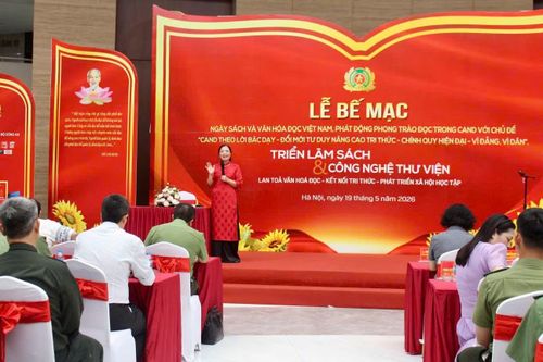 TS Vũ Dương Thúy Ngà nói chuyện chuyên đề “Bác Hồ với việc đọc, học tập suốt đời”.