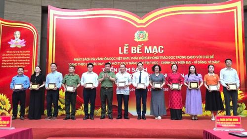 Thiếu tướng, NSND Nguyễn Công Bẩy, Phó Cục trưởng Cục Công tác chính trị trao quà tặng, tri ân cộng tác viên đã đồng hành, lan tỏa, phát triển văn hóa đọc trong CAND