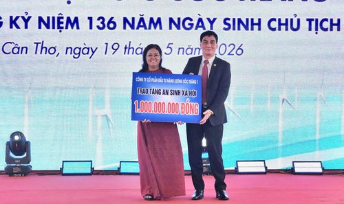Chủ đầu tư Nhà máy điện gió Sóc trăng 4 (bên phải), tặng Quỹ an sinh xã hội phường Vĩnh Châu 1 tỷ đồng.