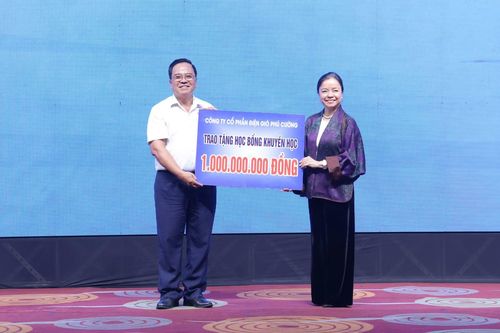 Chủ đầu tư dự án điện gió Phú Cường 1A và 1B (bên phải), tặng Quỹ khuyến học TP Cần Thơ 1 tỷ đồng.