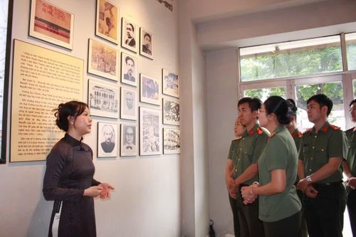 Tập thể Phòng Công tác Chính trị - Công an TP Hồ Chí Minh tham quan tại Căn nhà số 5 Châu Văn Liêm - Di tích lưu niệm Chủ tịch Hồ Chí Minh, tọa lạc tại phường Chợ Lớn.