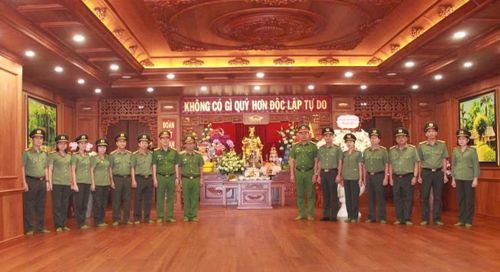 Đảng ủy – Ban Giám đốc Công an TP Hồ Chí Minh dâng hương tưởng nhớ Chủ tịch Hồ Chí Minh và các Anh hùng Liệt sĩ tại Phòng tưởng niệm Người trong khuôn viên đơn vị.