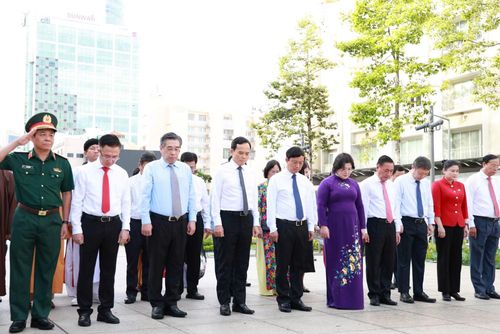 Đoàn đại biểu dành phút mặc niệm tưởng nhớ, tri ân công lao to lớn của Chủ tịch Hồ Chí Minh.