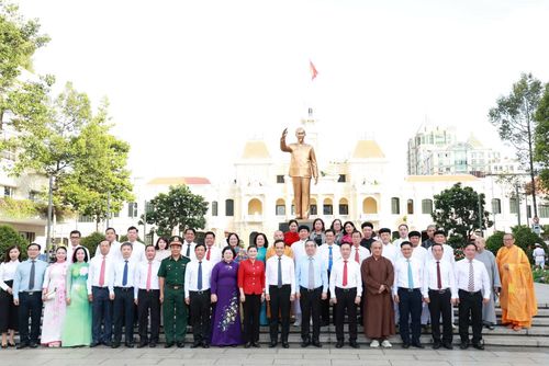 Đoàn đại biểu TP Hồ Chí Minh trước Tượng đài Chủ tịch Hồ Chí Minh.