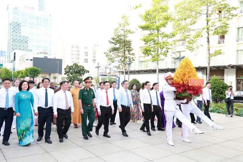 Đoàn đại biểu Thành ủy - HĐND - UBND - Ủy ban MTTQ Việt Nam TP Hồ Chí Minh dâng hoa Chủ tịch Hồ Chí Minh nhân kỷ niệm 136 năm Ngày sinh của Người.