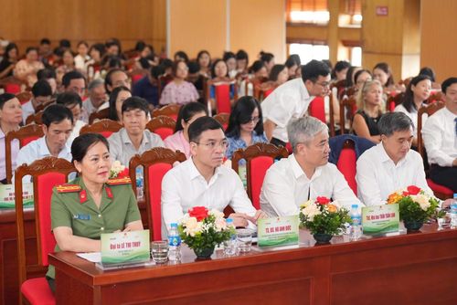 Các đại biểu, bệnh viện tham dự lễ phát động.