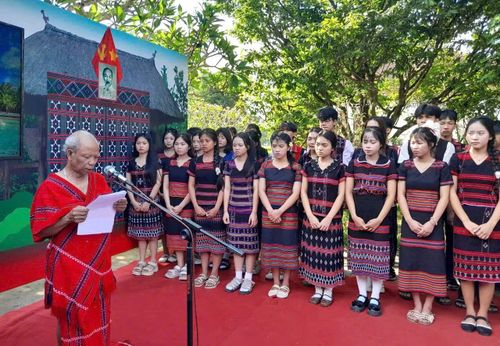 Tái hiện nghi lễ đồng bào Pa Cô mang họ Bác Hồ tại lễ hội làng Dương Nỗ nhân kỷ niệm 136 năm Ngày sinh Chủ tịch Hồ Chí Minh.