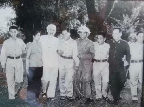 Anh hùng Hồ Đức Vai (người thứ 4 từ trái sang phải, người đầu tiên của đồng bào Pa Cô tự nguyện mang họ Hồ) chụp ảnh lưu niệm cùng Bác Hồ.