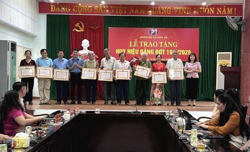 Lãnh đạo Đảng ủy xã Hòa An trao Huy hiệu Đảng cho các đảng viên.