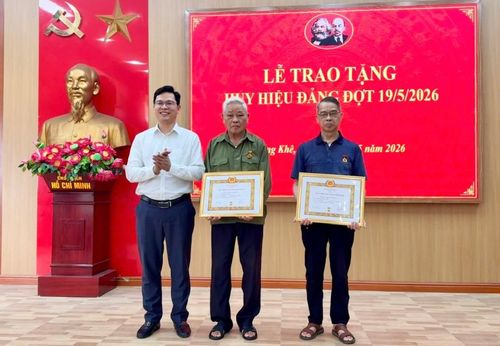 Lãnh đạo Đảng ủy xã Đông Khê trao Huy hiệu Đảng cho các đảng viên.