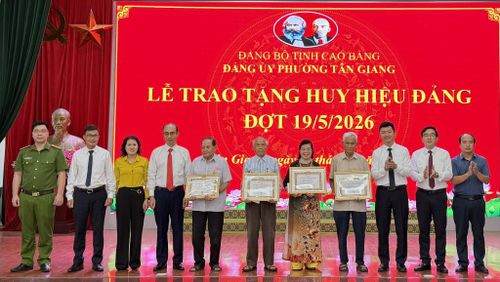 Đảng ủy phường Tân Giang trao tặng Huy hiệu 55 năm và 50 năm tuổi Đảng cho các đảng viên.