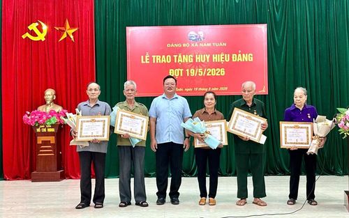 Lãnh đạo Đảng ủy xã Nam Tuấn trao Huy hiệu 45 năm tuổi Đảng cho các đảng viên.