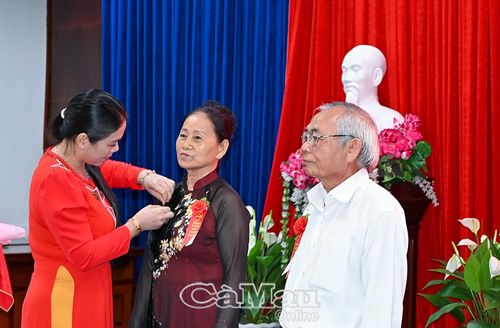 Chủ tịch Ủy ban MTTQ Việt Nam phường Bạc Liêu Đoàn Hồng Lĩnh trao Huy hiệu 50 năm tuổi Đảng cho các đảng viên của phường.