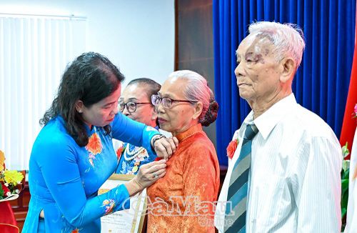 Ủy viên Ban Thường vụ Tỉnh ủy, Bí thư Đảng ủy phường Bạc Liêu Tô Việt Thu trao Huy hiệu 60 năm tuổi Đảng các đảng viên cao niên.