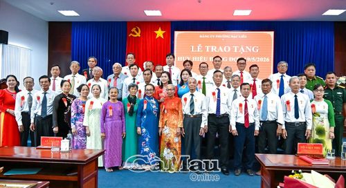 Các đảng viên cao niên vinh dự nhận Huy hiệu Đảng đợt này chụp ảnh lưu niệm với Ban Thường vụ Đảng ủy phường Bạc Liêu.