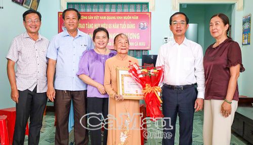 Đồng chí Hồ Thanh Thủy, Phó Bí thư Tỉnh ủy, Chủ tịch Ủy ban MTTQ Việt Nam tỉnh Cà Mau (thứ 2, từ phải sang), cùng đoàn công tác trao Huy hiệu 65 năm tuổi Đảng và chụp ảnh lưu niệm cùng đảng viên Nguyễn Ngọc Sương, Chi bộ Khóm 1. 