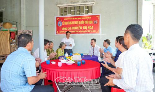 Lễ trao Huy hiệu 65 năm tuổi Đảng cho đồng chí Nguyễn Thị Hoa.