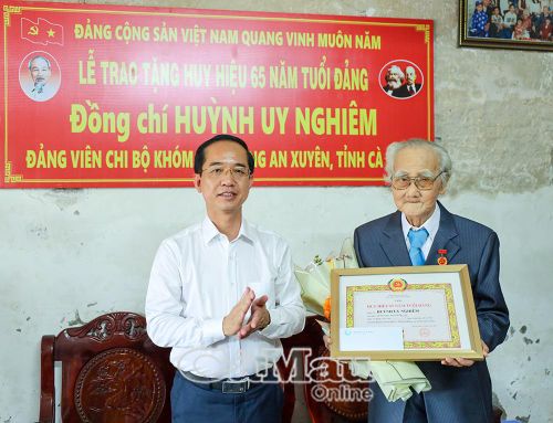 Phó Bí thư Tỉnh ủy Hồ Thanh Thủy trao Huy hiệu 65 năm tuổi Đảng đến đảng viên Huỳnh Uy Nghiêm, Chi bộ Khóm 3. 