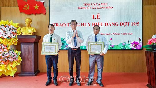 Đồng chí Nguyễn Huy Dũng, Bí thư Đảng ủy, Chủ tịch HĐND xã, trao huy hiệu Đảng cho 2 đảng viên.