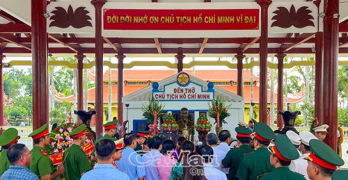 Đông đảo cán bộ, chiến sĩ và người dân xã Châu Thới viếng Bác vào sáng 19/5.