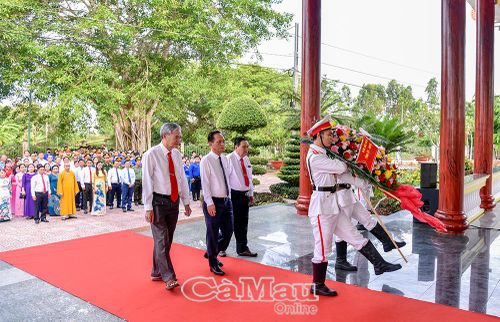 Tràng hoa tươi thắm mang dòng chữ “Đời đời nhớ ơn Chủ tịch Hồ Chí Minh” được đoàn dâng lên Bác.