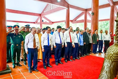 Các đồng chí lãnh đạo, nguyên lãnh đạo tỉnh, đại biểu Trung ương và đại diện các tổ chức, đoàn thể dành phút mặc niệm tưởng nhớ công lao to lớn của Chủ tịch Hồ Chí Minh đối với sự nghiệp cách mạng Việt Nam.