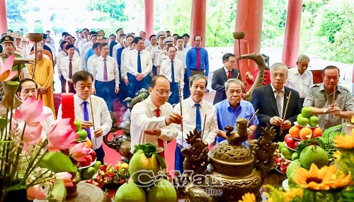 Đồng chí Nguyễn Hồ Hải, Ủy viên Ban Chấp hành Trung ương Đảng, Bí thư Tỉnh ủy - Trưởng Đoàn đại biểu Quốc hội tỉnh Cà Mau (thứ 3 từ trái sang) cùng các đại biểu thành kính thắp hương tưởng niệm Chủ tịch Hồ Chí Minh.