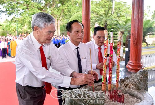 Đồng chí Phạm Văn Thiều, Phó Bí thư Tỉnh ủy, Chủ tịch HĐND tỉnh (giữa) và đồng chí Trương Công Đặng, nguyên Phó Bí thư Tỉnh ủy Bạc Liêu (cũ), đồng chí Trương Minh Chiến, nguyên Phó Bí thư Tỉnh ủy Bạc Liêu (cũ) dâng hương hưởng niệm Bác.