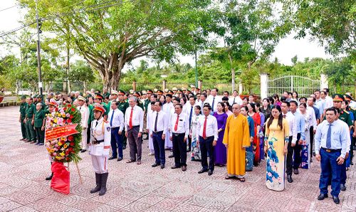 Đoàn đại biểu dự lễ viếng Bác tại Đền thờ Chủ tịch Hồ Chí Minh (xã Châu Thới).