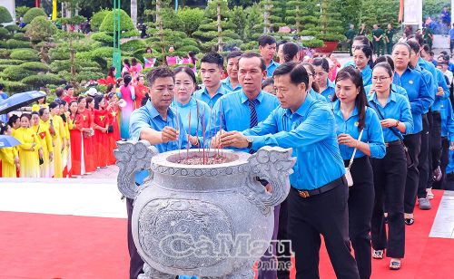 Lãnh đạo, viên chức, người lao động của Liên đoàn Lao động tỉnh Cà Mau viếng Bác.