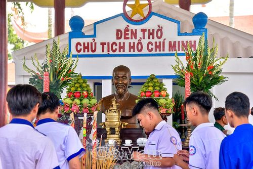 Các em học sinh bày tỏ lòng kính yêu, biết ơn Bác Hồ.