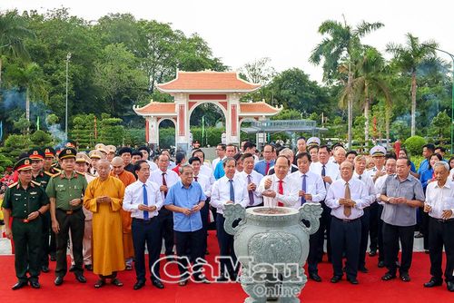 Đoàn đại biểu Tỉnh ủy, HĐND, UBND, Ủy ban MTTQ Việt Nam tỉnh Cà Mau cùng đại biểu Trung ương thực hiện nghi thức dâng hương tưởng niệm Chủ tịch Hồ Chí Minh tại Khu tưởng niệm Người, phường An Xuyên.