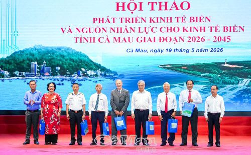 Phó Chủ tịch HĐND tỉnh Phan Hoàng Vũ (bìa phải) cùng Phó Chủ tịch Uỷ ban MTTQ Việt Nam tỉnh Cà Mau Nguyễn Văn Khởi tặng quà lưu niệm các diễn giả tham gia hội thảo.