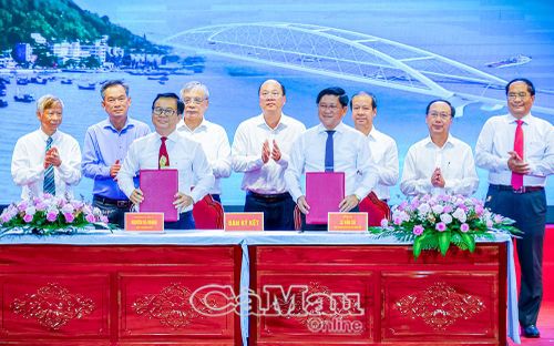 Dịp này, UBND tỉnh Cà Mau và Trường Đại học Bà Rịa - Vũng Tàu ký kết biên bản ghi nhớ hợp tác giai đoạn 2026-2030 nhằm phối hợp đào tạo nguồn nhân lực, nghiên cứu khoa học và phát triển kinh tế biển của tỉnh.