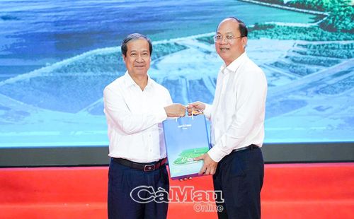Bí thư Tỉnh uỷ Nguyễn Hồ Hải tặng quà lưu niệm đến đồng chí Nguyễn Kim Sơn, Phó Trưởng ban Chính sách, Chiến lược Trung ương.