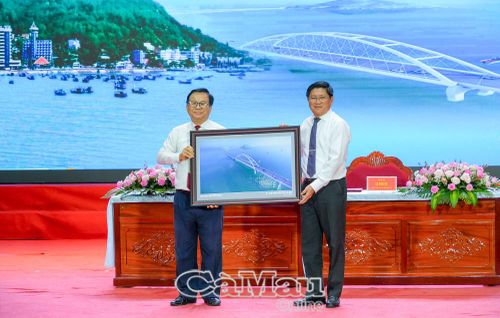 Phó Chủ tịch UBND tỉnh Lê Văn Sử (bìa phải) tặng quà lưu niệm đến lãnh đạo Trường Đại học Bà Rịa - Vũng Tàu.