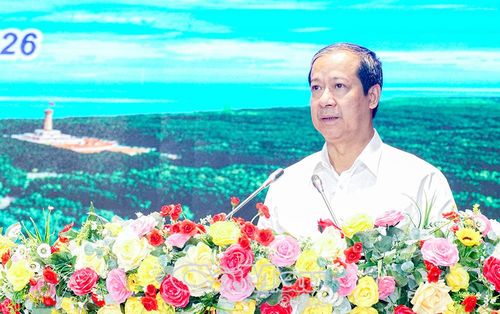 Đồng chí Nguyễn Kim Sơn, Phó Trưởng ban Chính sách, Chiến lược Trung ương, nhấn mạnh, phát triển kinh tế biển là hướng đi quan trọng của Cà Mau với nhiều tiềm năng và dư địa lớn.
