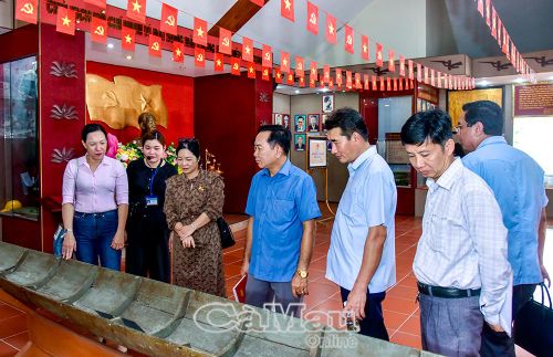  Đoàn công tác Ban Văn hóa - Xã hội tham quan các hiện vật trong Nhà trưng bày.