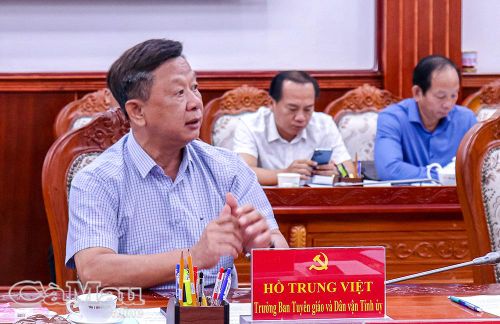 Trưởng Ban Tuyên giáo và Dân vận Tỉnh ủy Hồ Trung Việt, phát biểu tại cuộc họp đề xuất Ban Chỉ đạo tỉnh cần có lộ trình chỉ đạo thực hiện cụ thể cho những năm tiếp theo tới cuối nhiệm kỳ, bám vào những tiềm năng, lợi thế để phấn đấu tăng trưởng phù hợp.