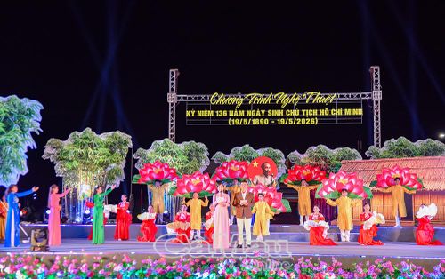 Chương trình nghệ thuật khép lại hào hùng với tiết mục "Thịnh vượng Việt Nam sáng ngời".