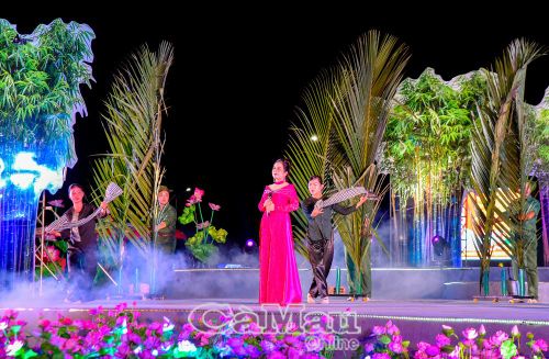 Tiết mục "Miền Nam nhớ mãi ơn Người" mang đến nhiều cảm xúc sâu lắng cho khán giả.