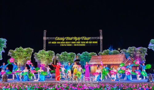 Làn điệu tân cổ "Con về hát giữa làng Sen" để lại nhiều cảm xúc trong lòng người xem.