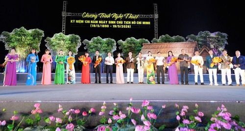  Trưởng Ban Tổ chức Tỉnh ủy Phan Thanh Duy (thứ tám từ trái sang) cùng Ban Tổ chức tặng hoa chúc mừng các nghệ sĩ tham gia biểu diễn tại chương trình.