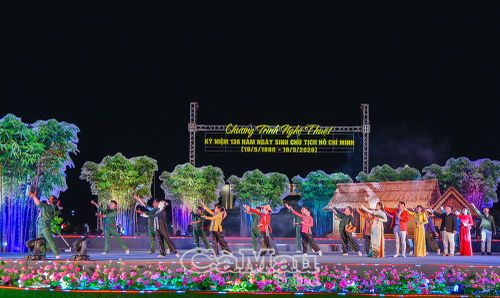  Hình ảnh quê hương Nghệ An được tái hiện sinh động trên sân khấu trong chương trình nghệ thuật.