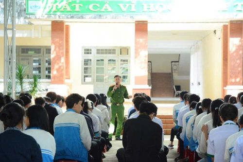 Cán bộ Công an phường Nam Gia Nghĩa (tỉnh Lâm Đồng) tuyên truyền cho học sinh Trường THPT Chuyên Nguyễn Chí Thanh về tác hại của thuốc lá điện tử, ma túy và phòng, chống tệ nạn ma túy học đường. Ảnh: ST